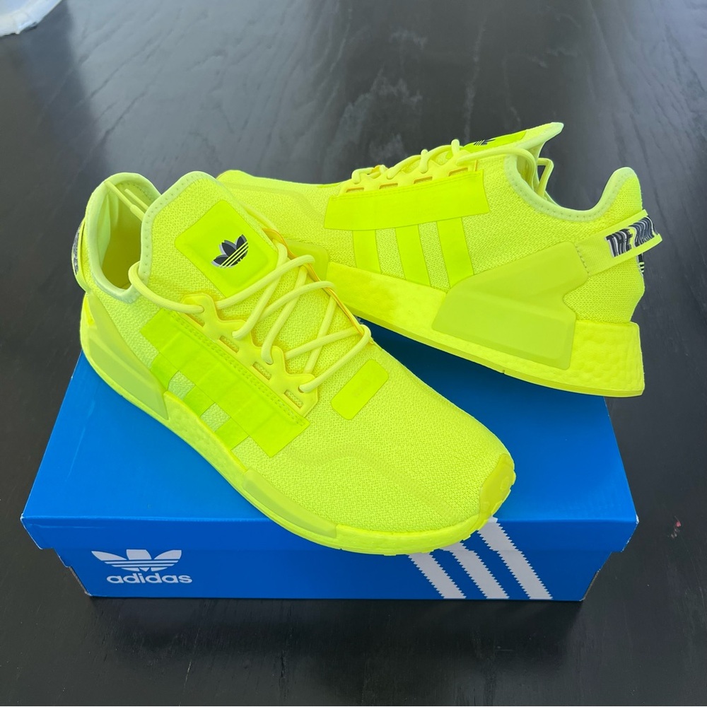 💙 NIB💙 ADIDAS NMD R1 V2 Solar Yellow - Picture 3 of 10